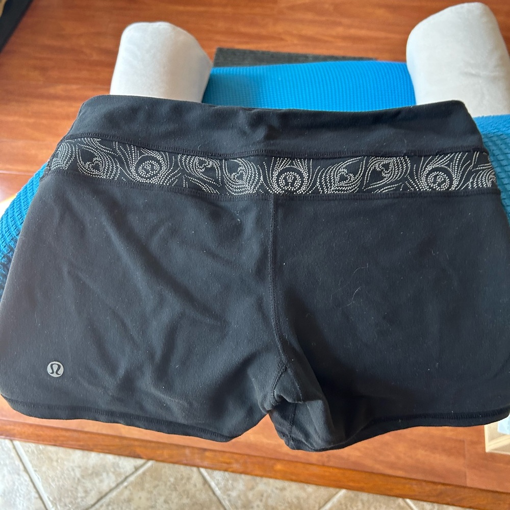 Lululemon size 6 bike shorts excellent condition